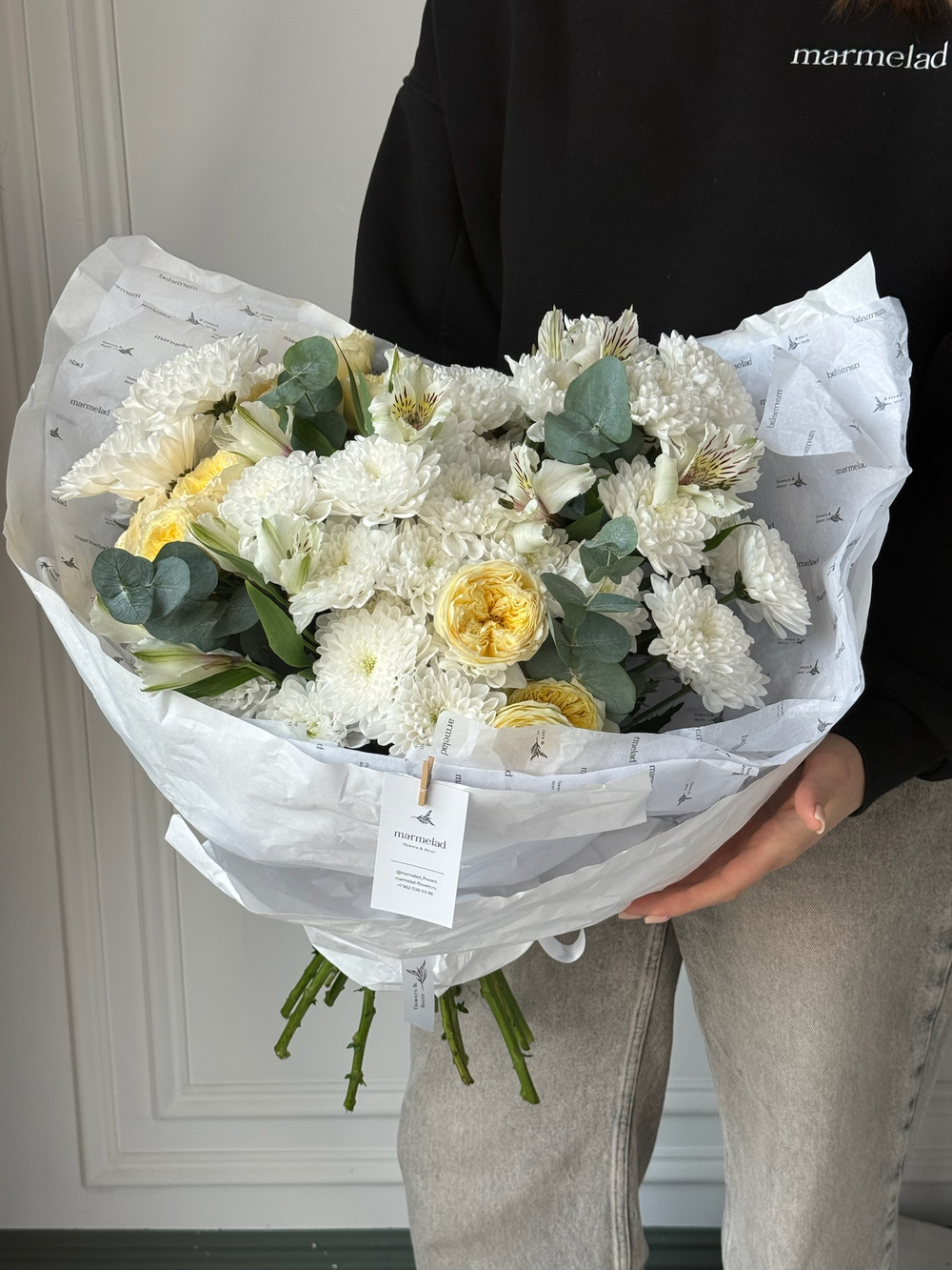 Букет из кустовых пионовивидных роз, хризантемы, альстромерии и эвкалипта