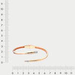 Жесткий браслет из розового золота 585 пробы с фианитами для женщин (арт. бр4252)