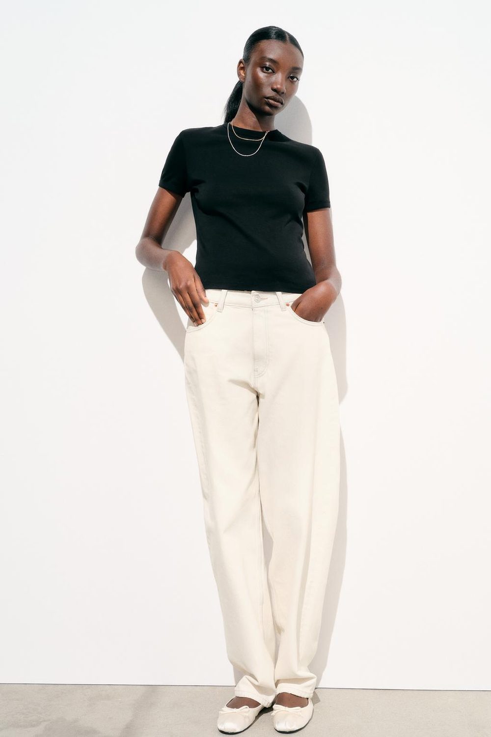 ZARA ФУТБОЛКА С ДЕКОРАТИВНОЙ СТРОЧКОЙ НА СПИНЕ, ЧЕРНЫЙ