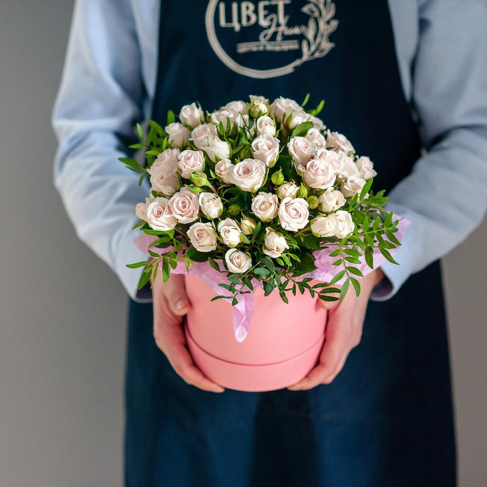 Шляпная коробка с кустовой кремовой розой