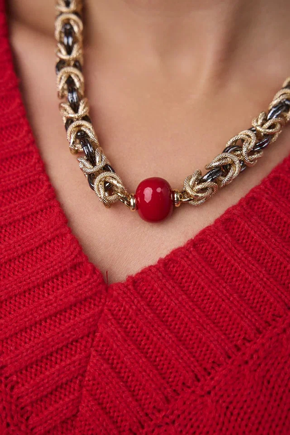 Колье Византия биколор:золото и графит с красным плоским жемчугом Майорка