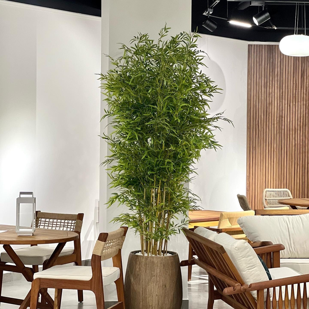 5.23. Искусственные растения в кашпо для мебельного салона.