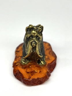 Бронзовая статуэтка на янтаре