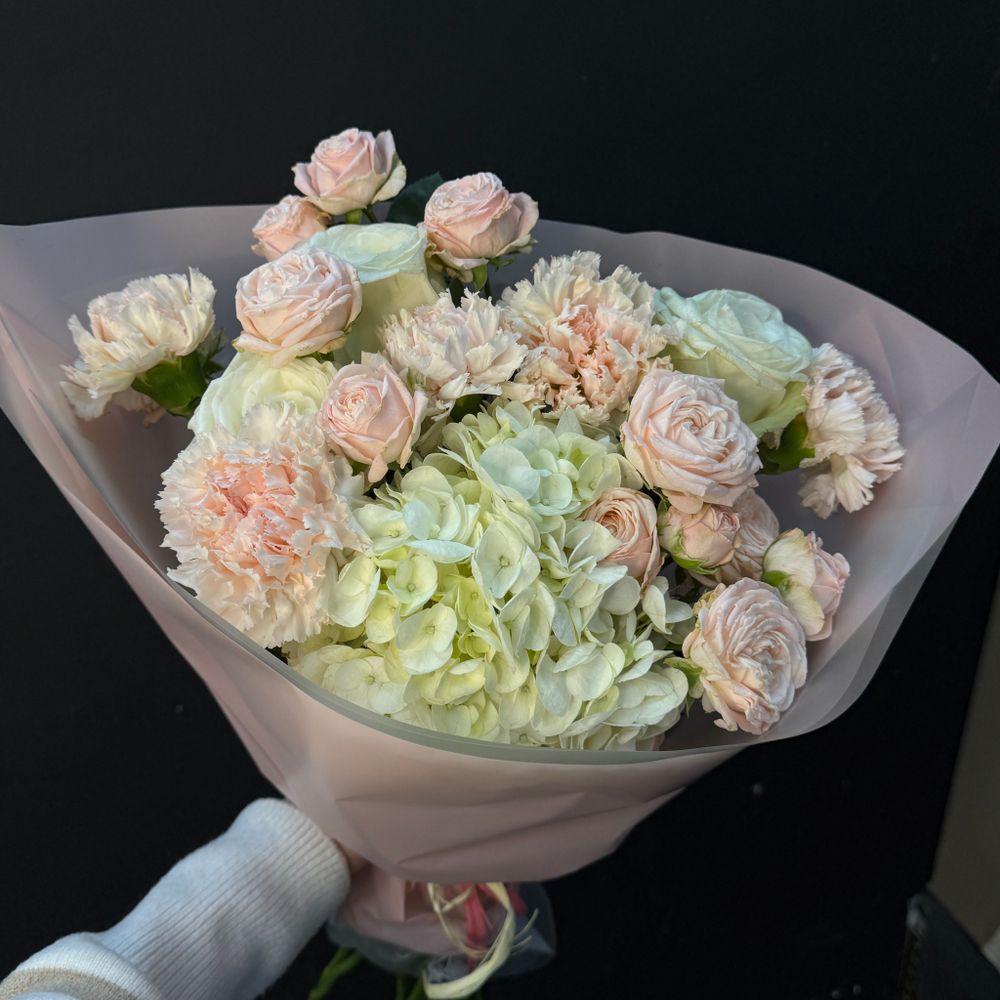 Букет из белой гортензии, роз и диантуса