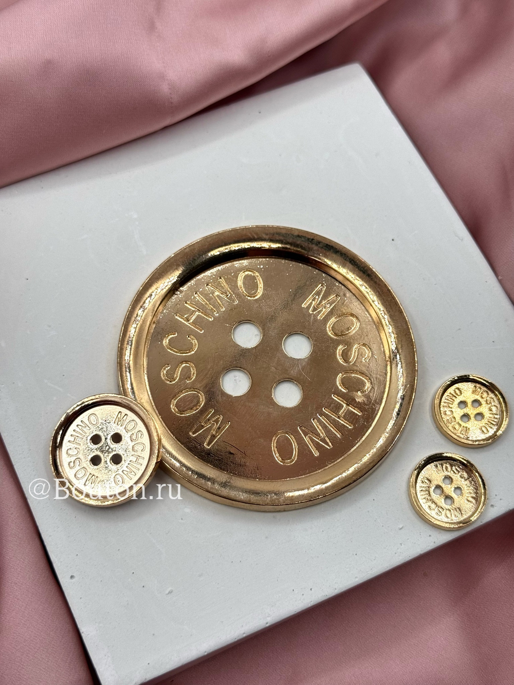 Пуговицы Мскн. (МОСК.) золотистые металлические на прокол