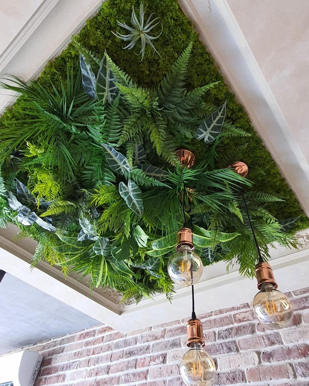 Озеленение потолка искусственными растениями и мхом. Г.Сочи