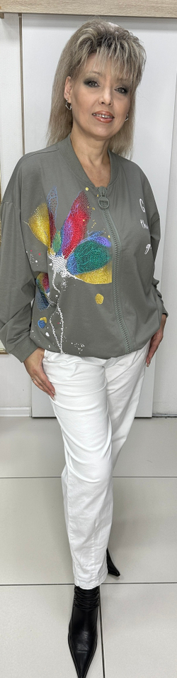 Оливковый трикотажный жакет-бомбер с цветным принтом