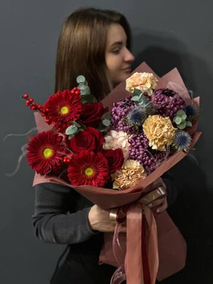 Авторский букет с красными герберами