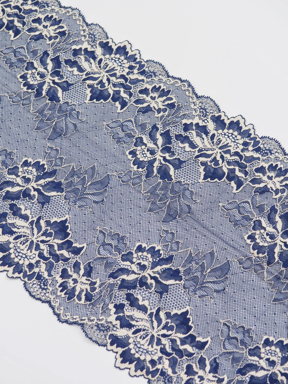 Эластичное кружево темно-синее с экрю ширина 22 см