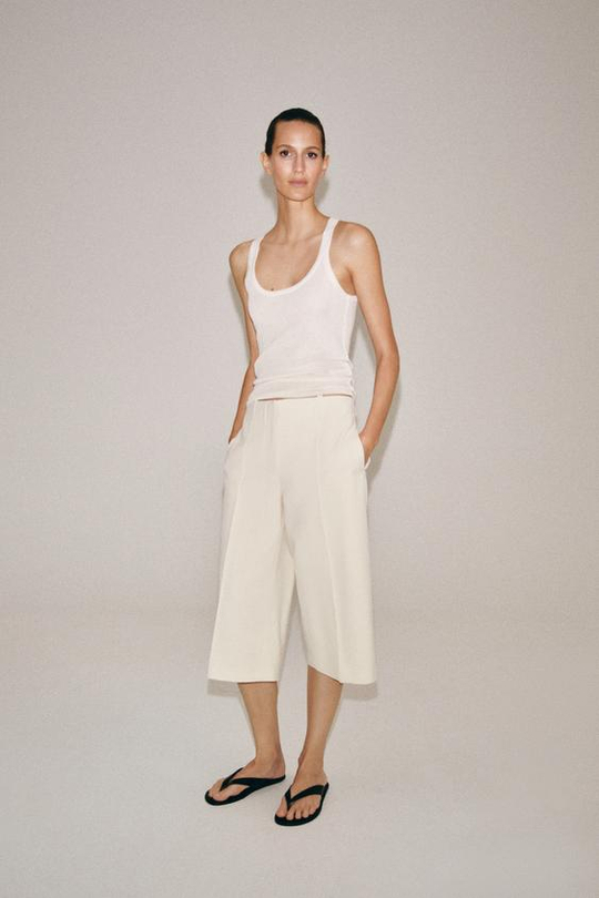 ZARA ПРЯМЫЕ ШОРТЫ С ЗАЩИПАМИ — ZW COLLECTION, БЕЖЕВЫЙ