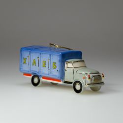 Фарфоровая ёлочная игрушка Хлеб