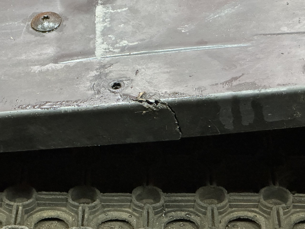 Крыло переднее левое