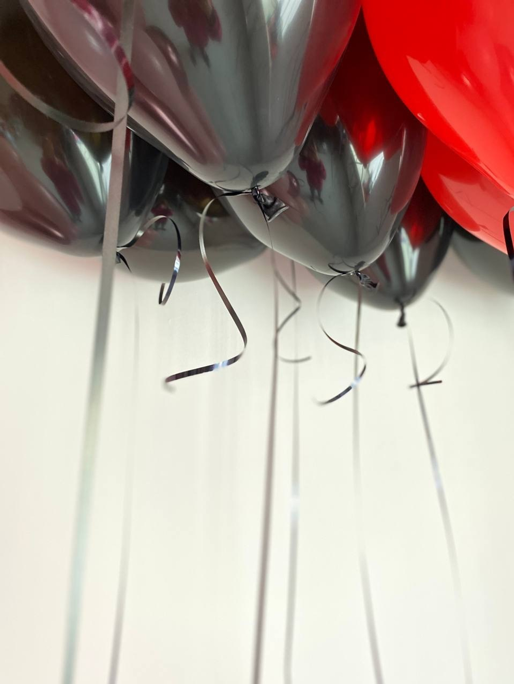 Черные и красные воздушные шары под потолок №2614