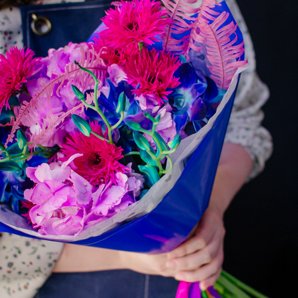 29. Неоновый авторский букет с гермини и орхидеей