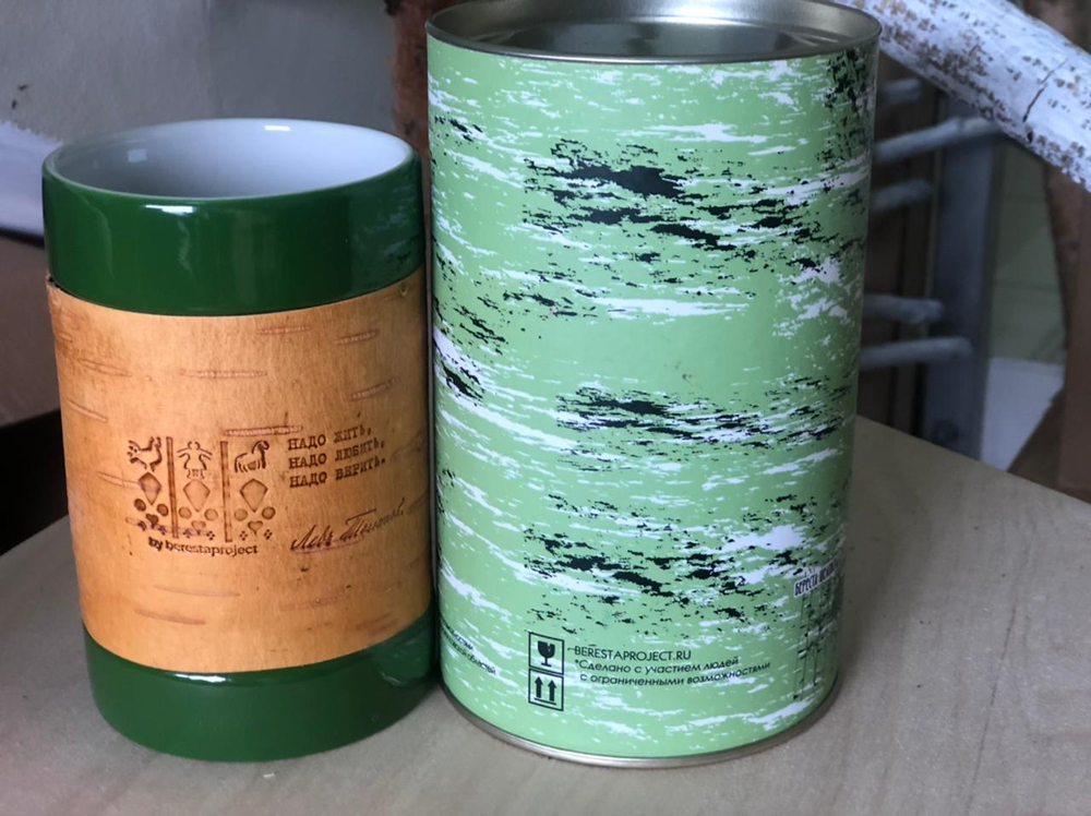 Тубус картонный с жестяной крышкой, фирменный. Для малой кружки например