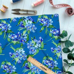 Ткань блэкаут крупные ветви сирени на синем фоне