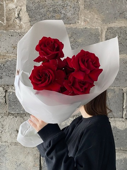 Букет из красных роз в матовом оформлении