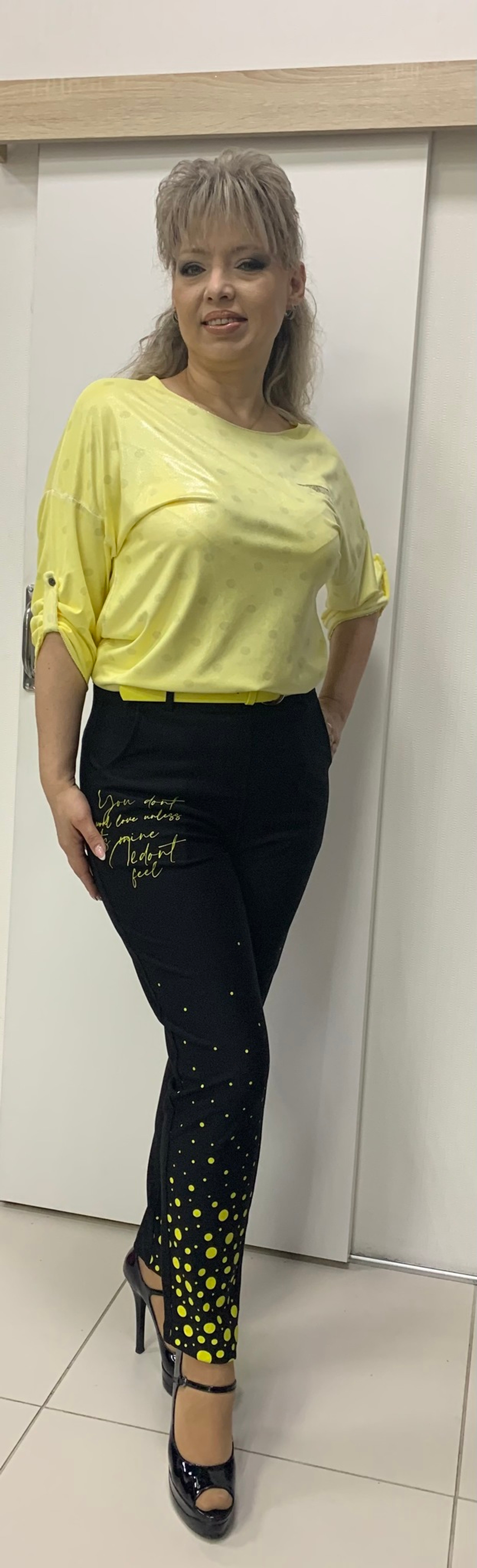 Черные с желтыми горошинами и надписью брюки-штанишки