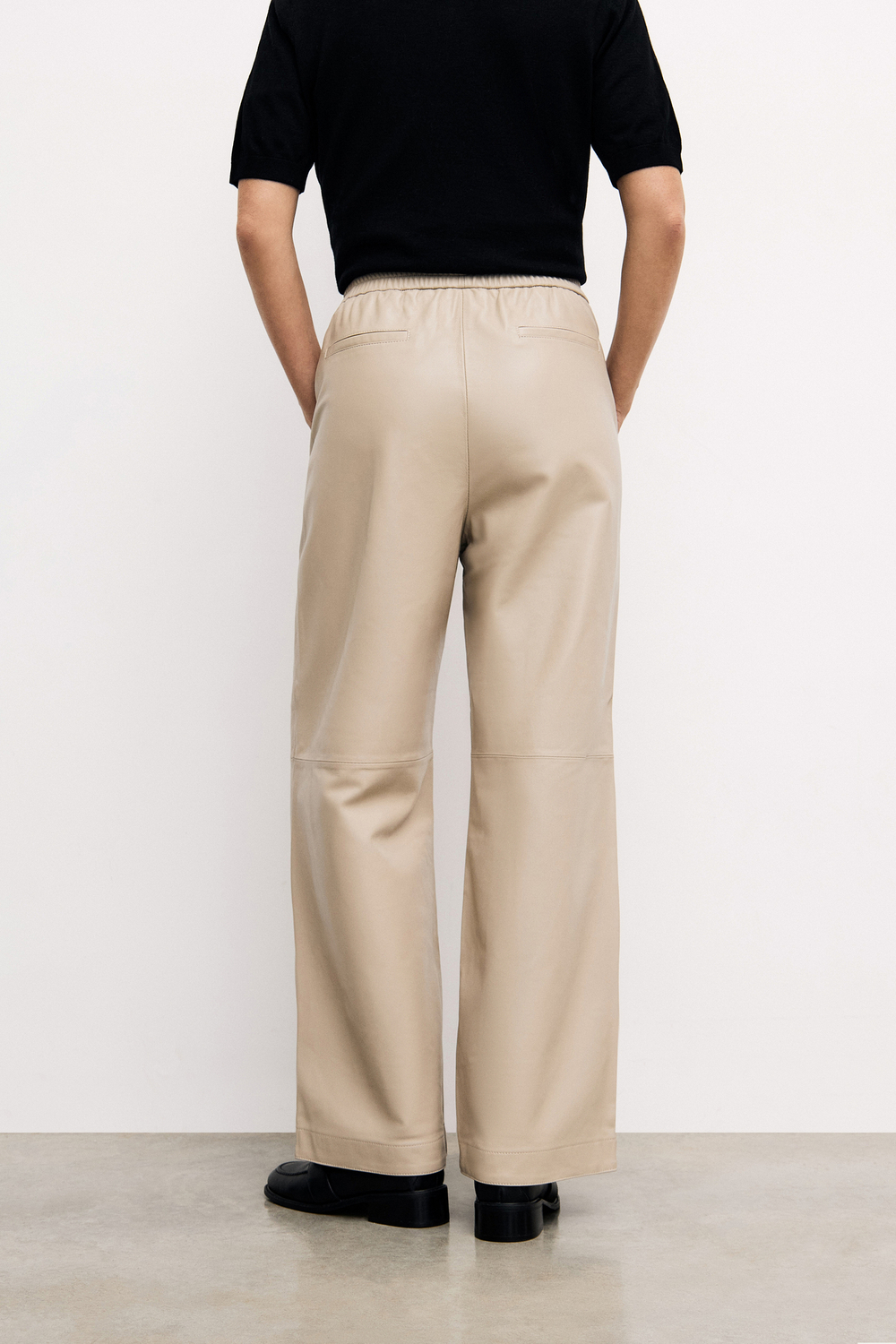 Брюки на резинке бежевого цвета