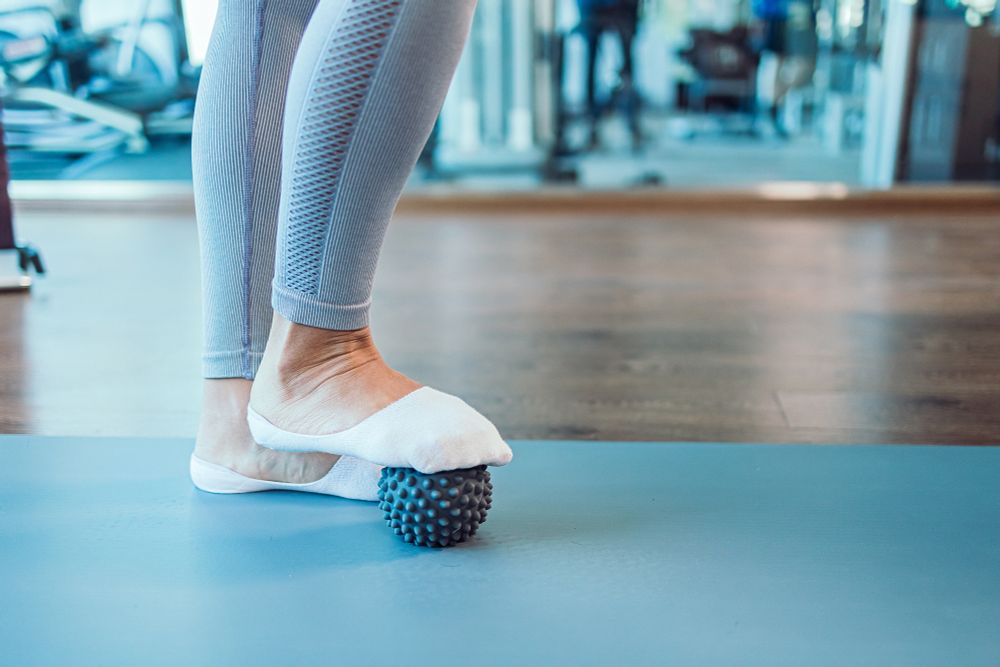 Мяч массажный 9 см серый (без цветной коробки)