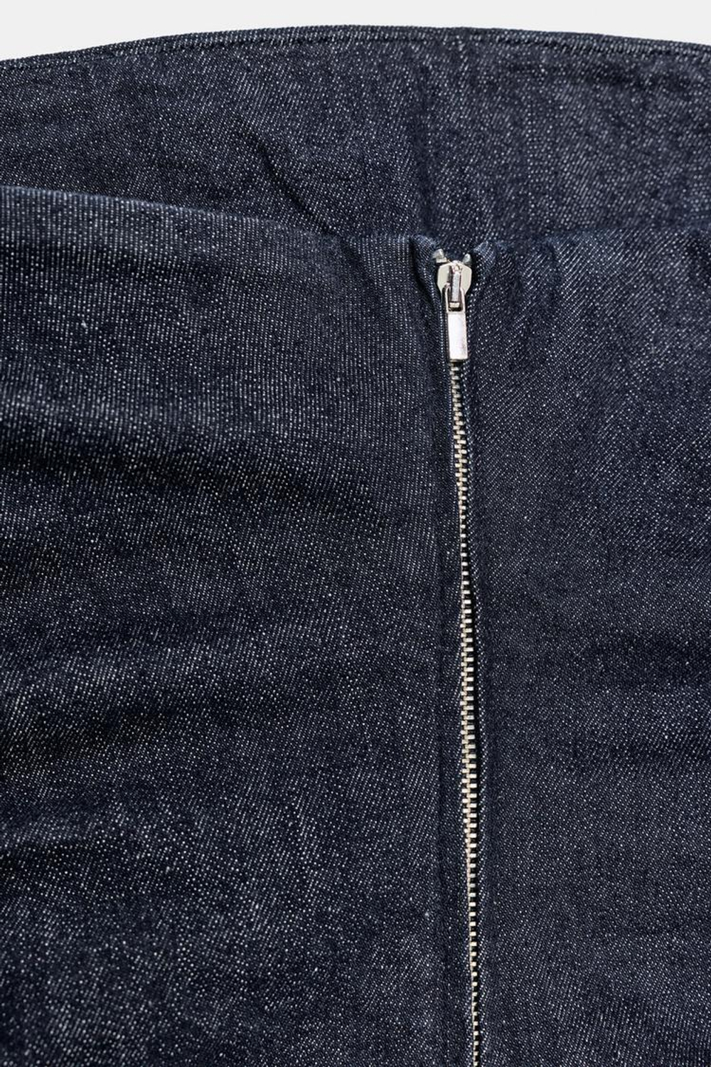 ZARA ДЖИНСОВОЕ ПЛАТЬЕ TRF С ОТКРЫТЫМИ ПЛЕЧАМИ И ДРАПИРОВКОЙ, ТЕМНЫЙ ИНДИГО