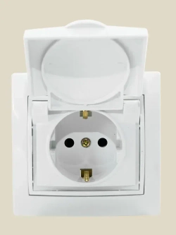 Розетка встраиваемая одинарная с заземления с крышкой IP 44 Jilion белый