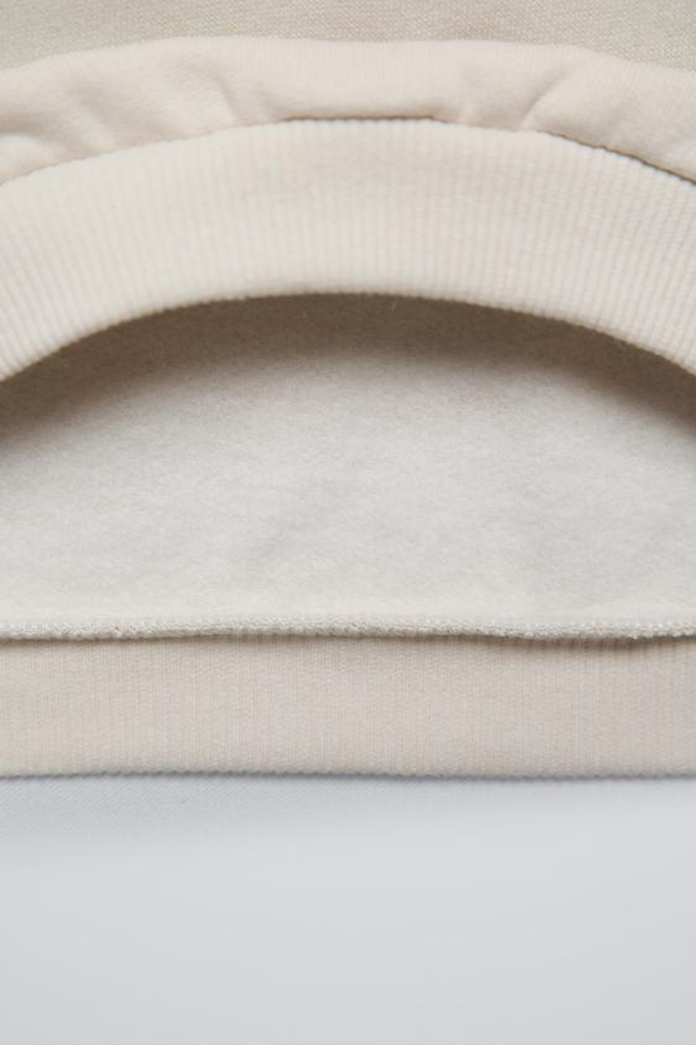 ZARA ТОЛСТОВКА С АППЛИКАЦИЯМИ «СЕРДЦЕ», ЭКРЮ