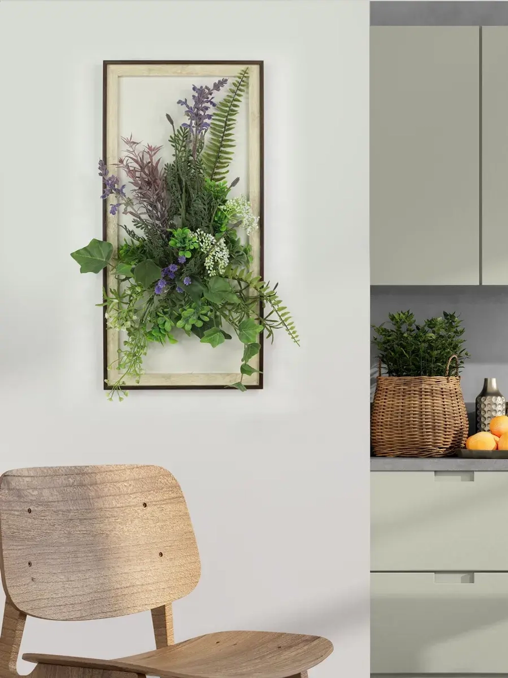 Искусственные цветы в багетной раме для декора