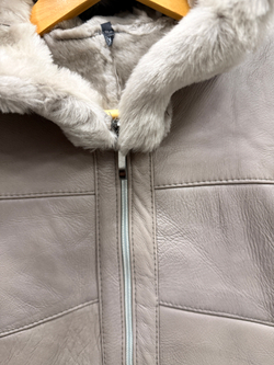 Жилет из натуральной овчины. С капюшоном, 56 Размер