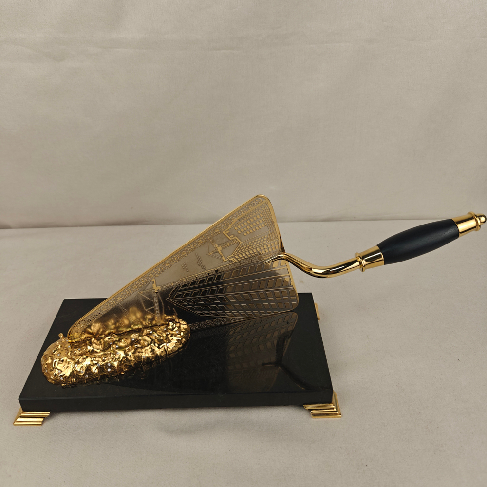 Подарок строителю "Мастерок" на долерите с фианитами