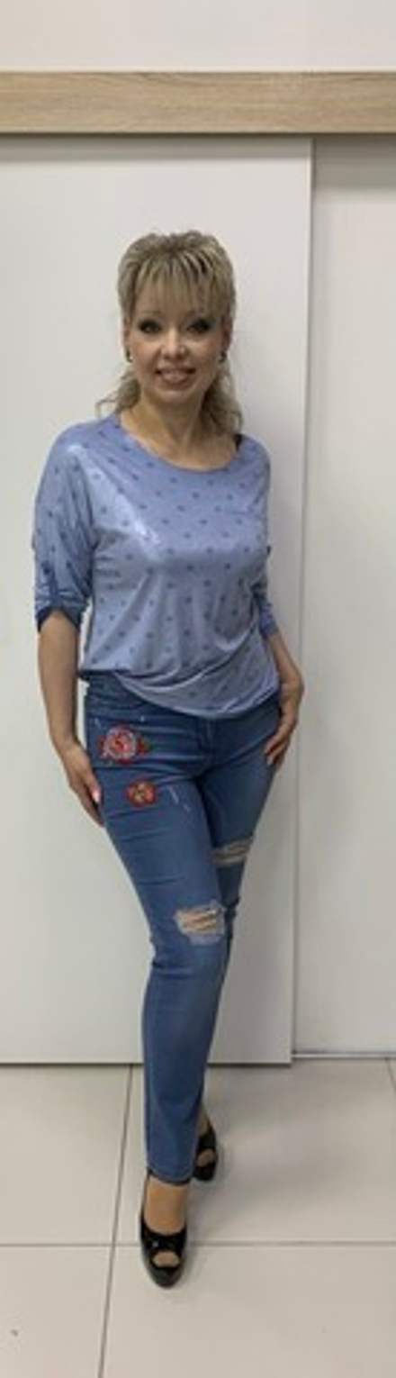 Стрейчевые рваные джинсы синего цвета с вышитыми розами