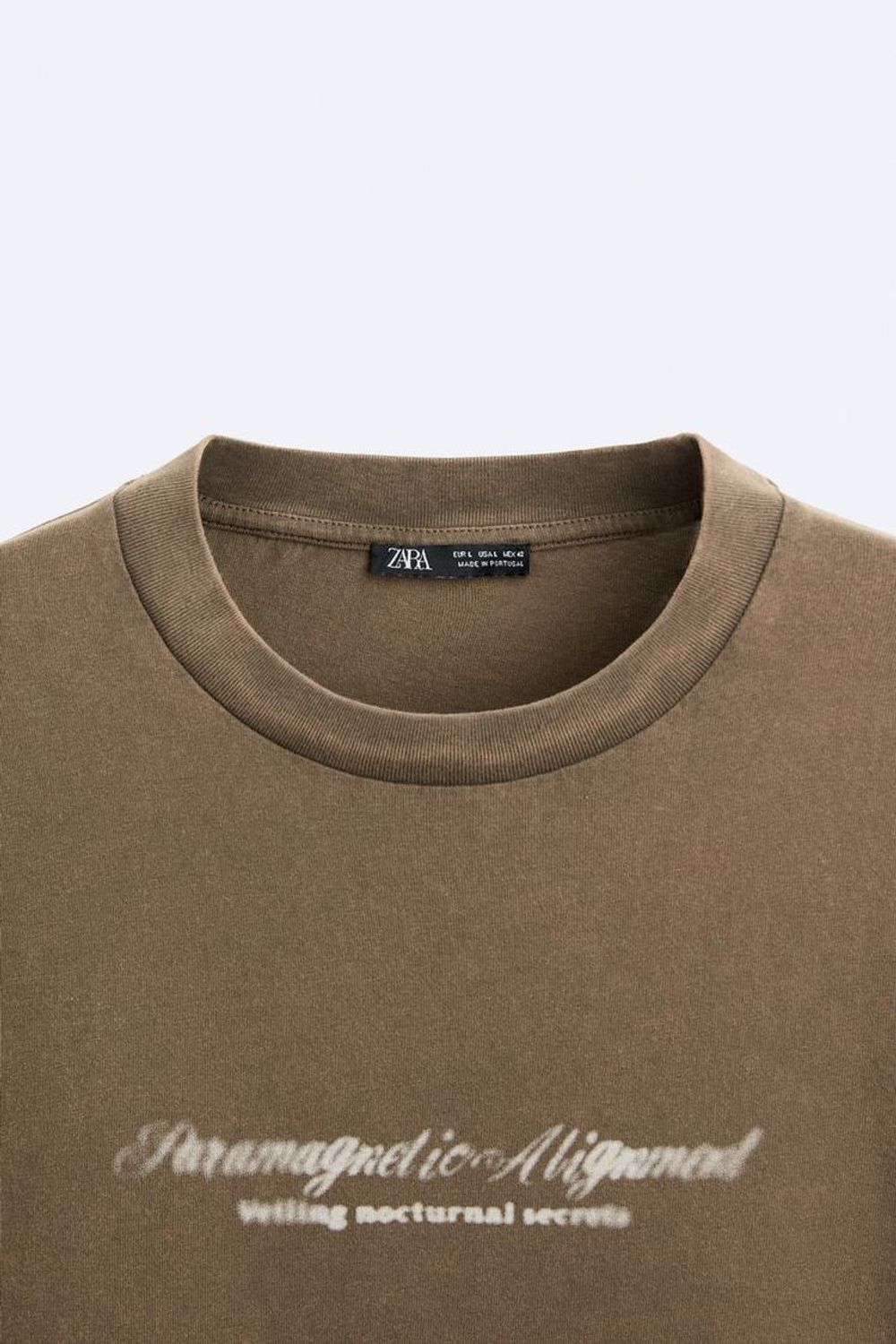 ZARA ФУТБОЛКА С ПРИНТОМ, СВЕТЛЫЙ ХАКИ