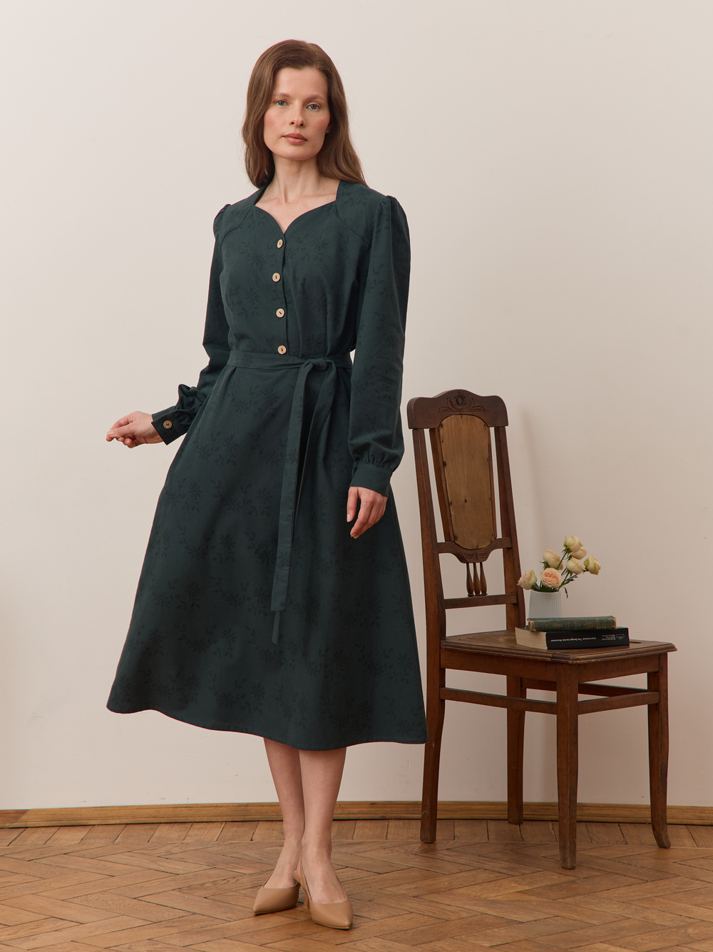 Платье с вырезом-сердечко