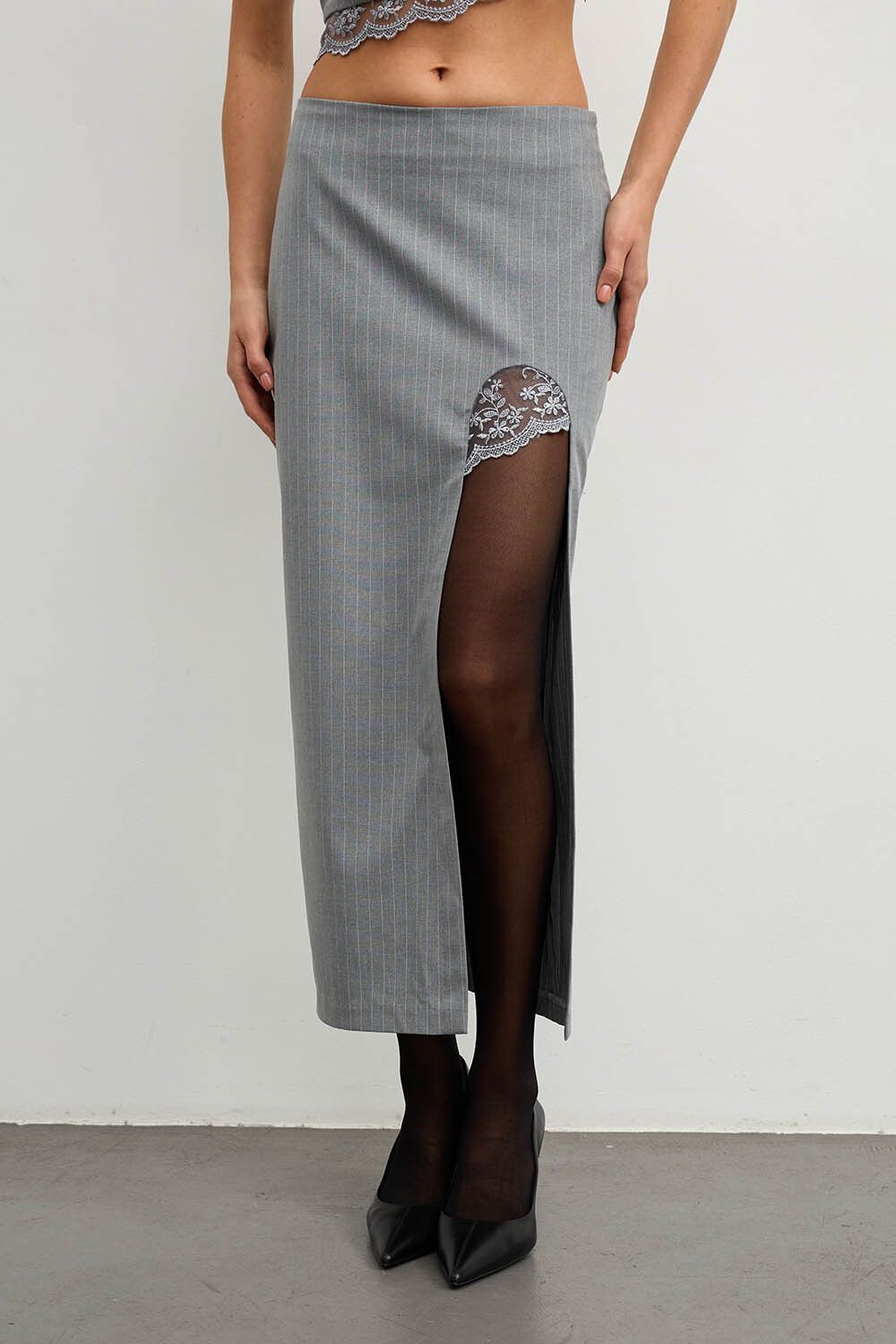 Юбка макси с разрезом в полоску темно-серого цвета