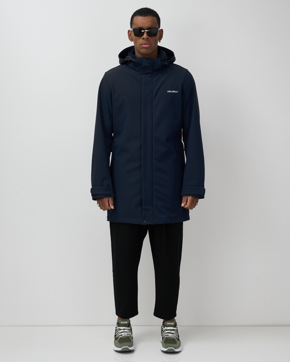 Парка спортивная мужская с капюшоном softshell темно-синего цвета 9565TS