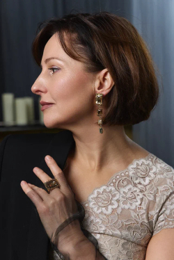 Кольцо разъемное с прямоугольным медовым кристаллом в золотой рамке