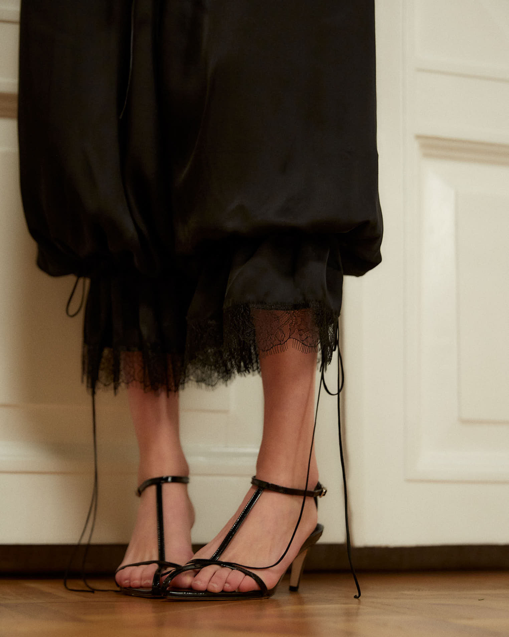 Брюки из вискозы с кружевной лентой черный