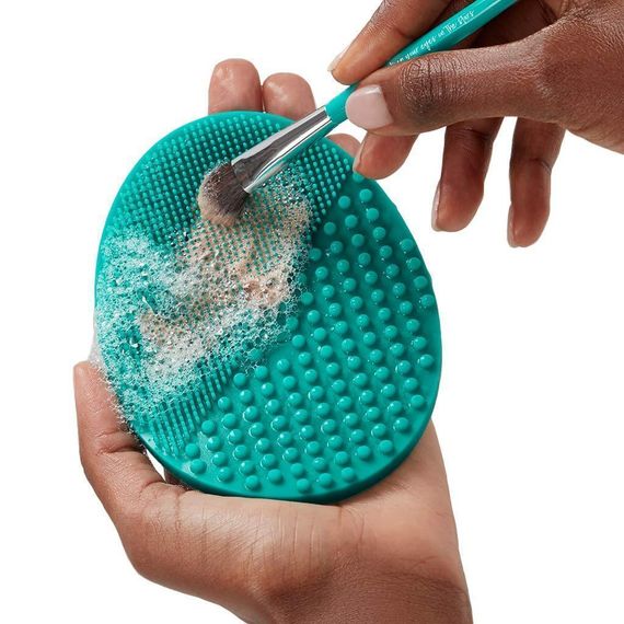 Makeup brush cleaner