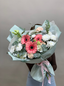 Букет цветов с герберами Фисташковый сорбет