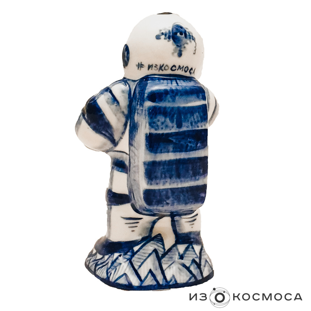 Скульптура "Космонавт с шахматами"