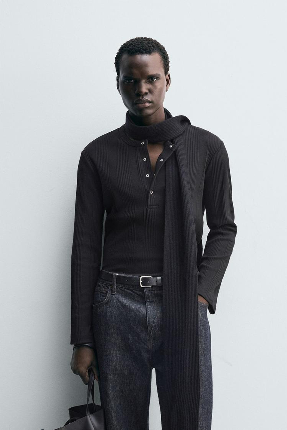 ZARA ФУТБОЛКА ИЗ РЕЛЬЕФНОЙ ТКАНИ С ВОРОТНИКОМ НА КНОПКАХ, ЧЕРНЫЙ