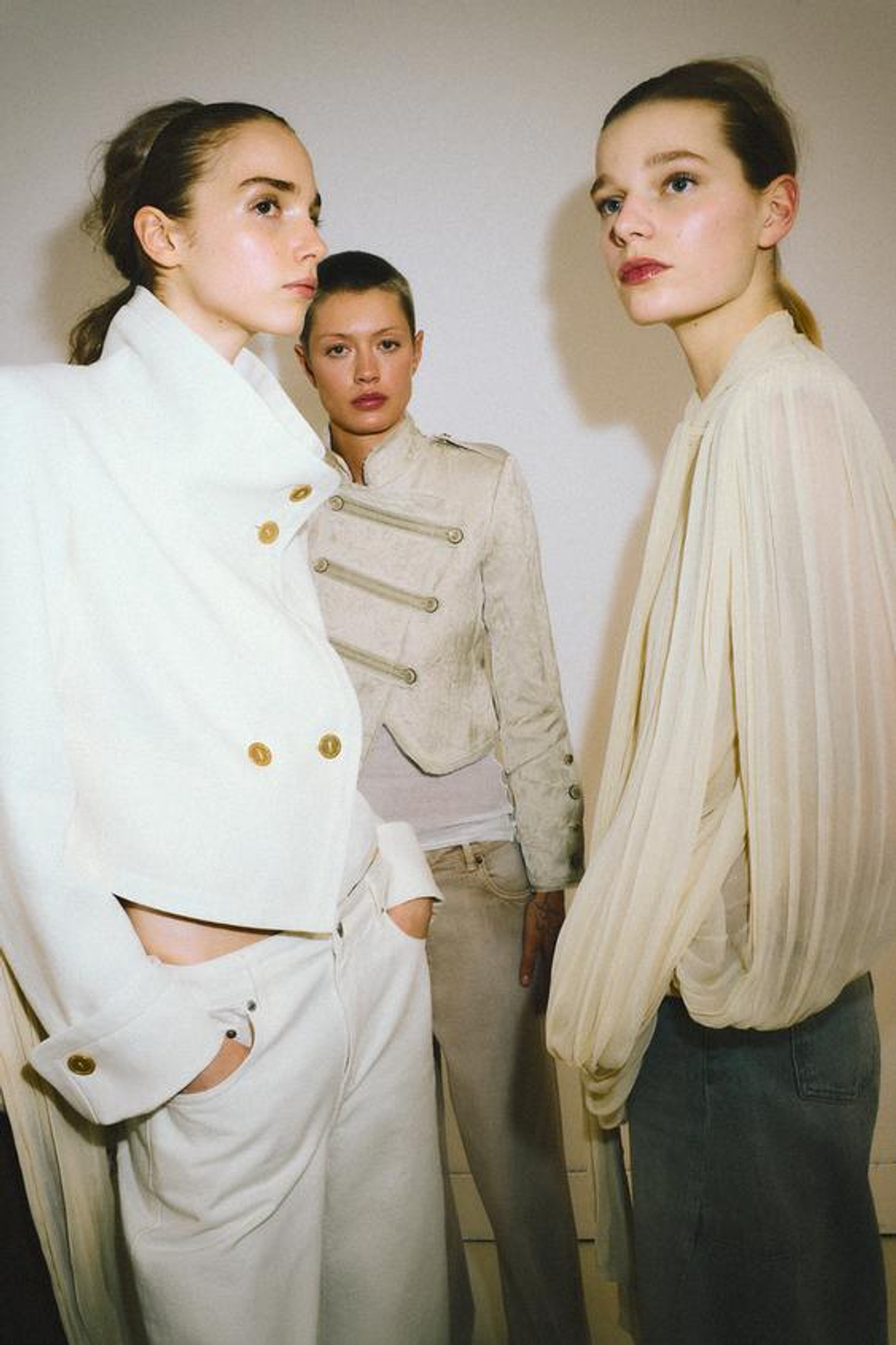 ZARA ДЖИНСОВЫЕ ШОРТЫ С НЕОБРАБОТАННЫМ КРАЕМ — ZW COLLECTION, ЭКРЮ