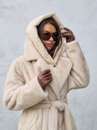 Бежевый комбинированный пуховик с капюшоном и поясом