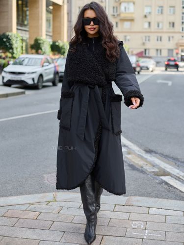 Утепленное черное пальто с эко-мехом