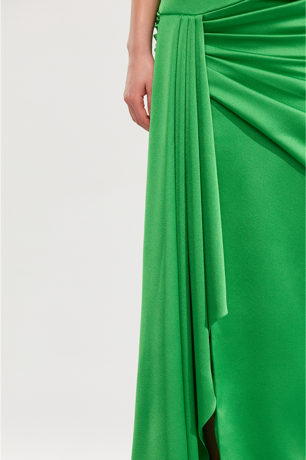 Платье макси из сатина со шлейфом