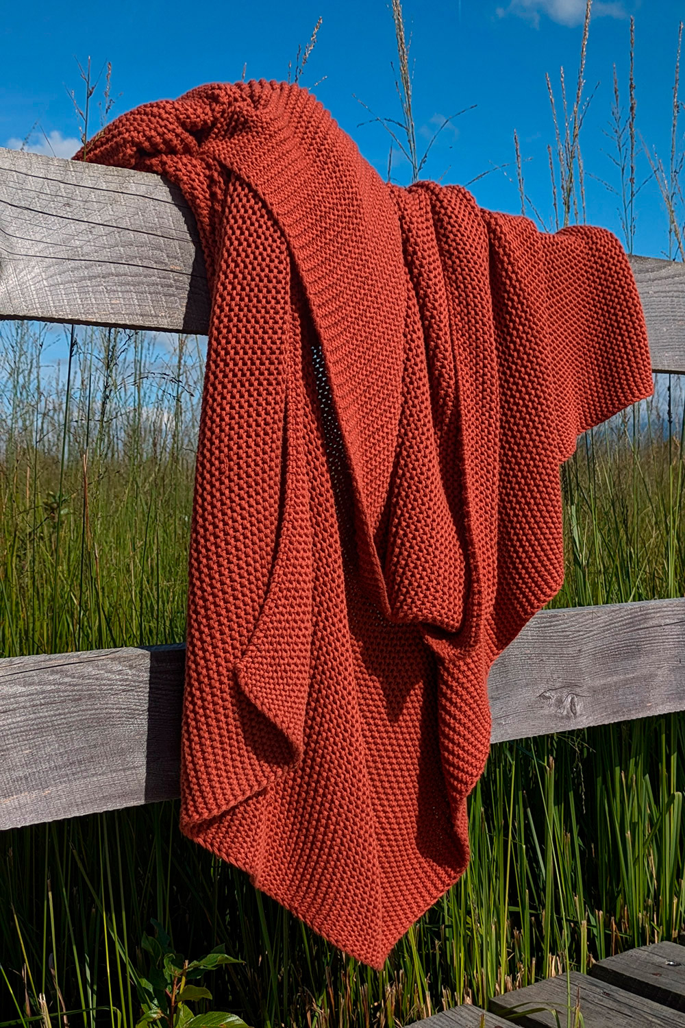 Плед из хлопка жемчужной вязки терракотового цвета из коллекции essential, 130х180 см