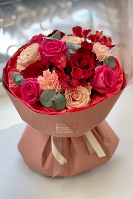 Букет роз и альстромерий Ягодный сорбет в розовой дизайнерской упаковке