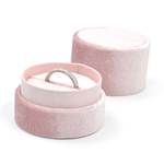 Футляр пластиковый с мягкой плюшевой обтяжкой для украшений.