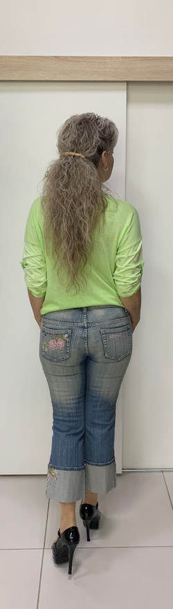 Джинсовые капри с вышитыми цветочками и потертостью. Sportalm Австрия