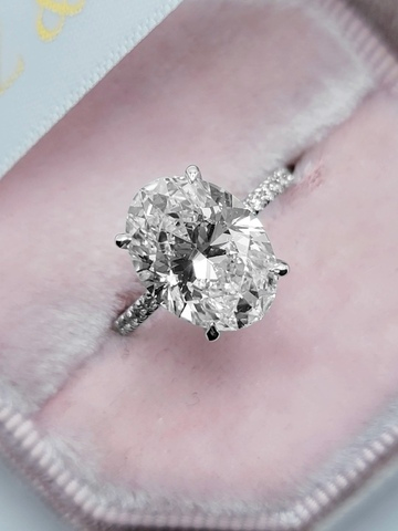 Золотое кольцо с бриллиантом овал 5 карат